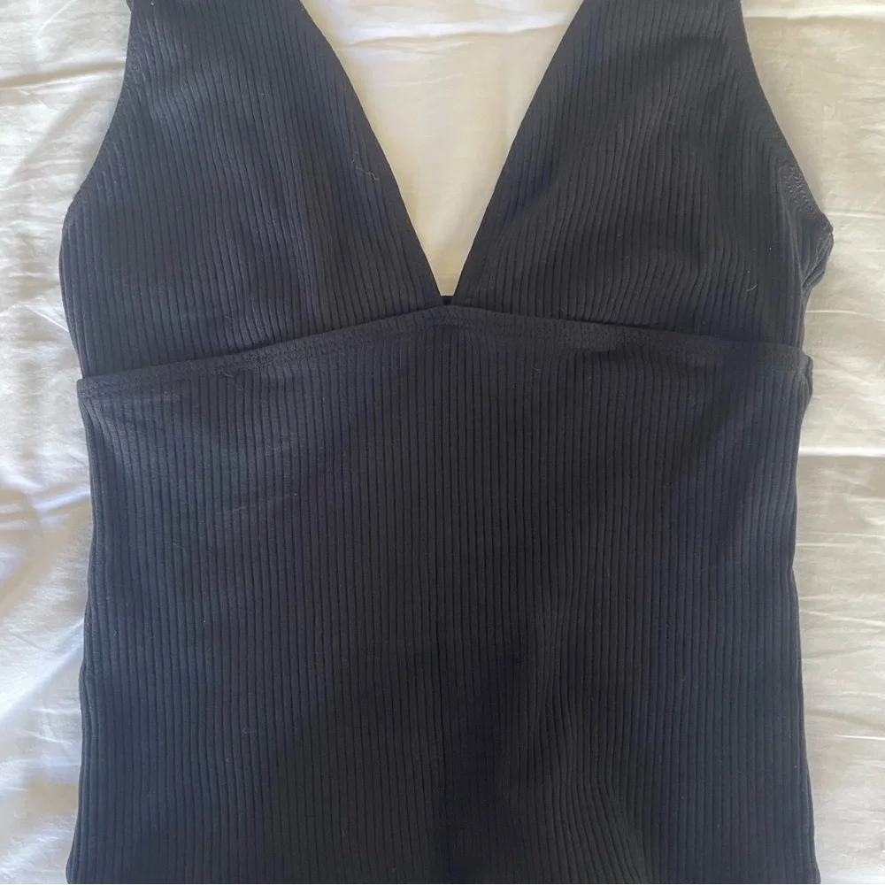 Bromelia Ihla Bela Rib Tank in Midnight Black.
Size Small - Picture 5 of 6